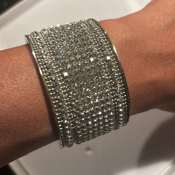 Gorgeous Authentic Signed Swarovski Diamond Cuff Size M. In box. Dazzling Cuff! - Picture 11 of 14